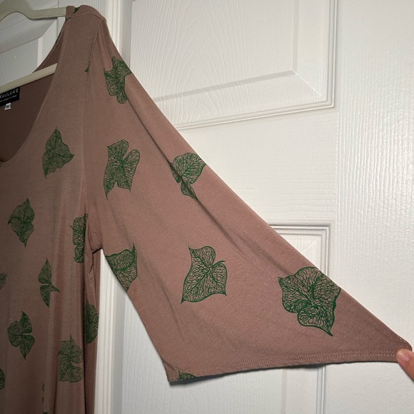 Kaulua’e Hawai’i, 3/4 sleeve taupe blouse - Picture 3 of 5